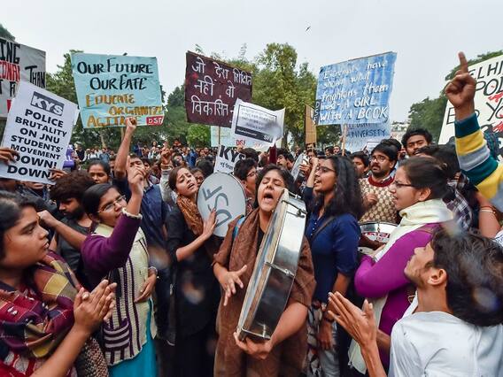 फीस वृद्धि के खिलाफ JNU के छात्रों का प्रदर्शन जारी, कल HRD मिनिस्ट्री के सामने करेंगे प्रदर्शन