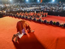 उद्धव ठाकरे ने दंडवत होकर किया लोगों का अभिवादन, याद आया पीएम मोदी का 2014 वाला दृश्य