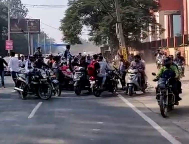 Workers of Ram Vilas Paswan's party broke the law रामविलास पासवान की पार्टी के कार्यकर्ताओं ने तोड़ा कानून, आखें मूंद कर खड़ी रही पुलिस