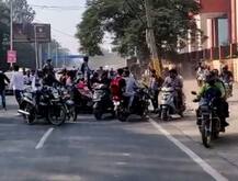 रामविलास पासवान की पार्टी के कार्यकर्ताओं ने तोड़ा कानून, आखें मूंद कर खड़ी रही पुलिस