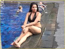 दिलकश अंदाज़ में पूल के किनारे चिल करती नजर आ रही हैं मोनालिसा