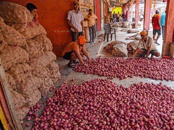 onions worth Rs 25 Lack stolen from a truk in Madhya Pradeshs Shivpuri महंगाई के बीच चोरों ने MP में चुराई 25 लाख की प्याज, सूरत में भी 250 किलो प्याज पर हाथ साफ