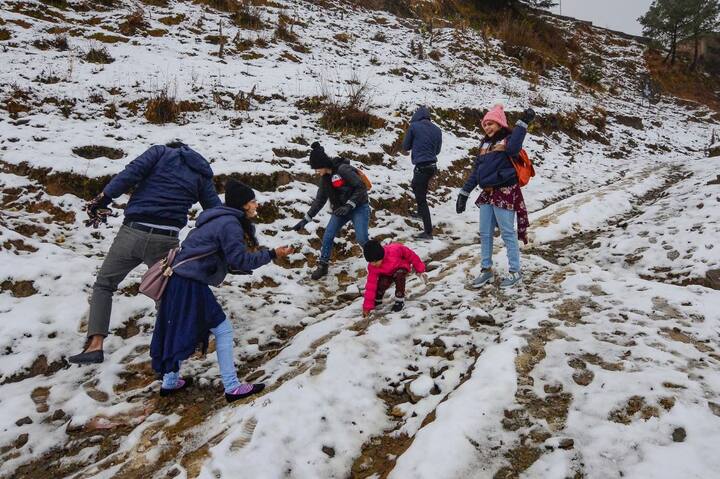 यहां से लगभग 65 किलोमीटर दूर पर्यटन स्थल कुफरी और नरकंडा में हल्की बर्फबारी हुई.