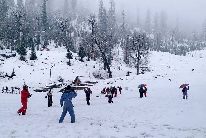 हिमाचल प्रदेश का खूबसूरत पर्यटन स्थल कल्पा बर्फ की चादर में लिपट गया है, और इससे पर्यटकों के बीच खुशी की लहर है.
