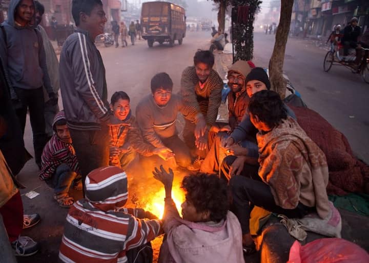 राजधानी दिल्ली में सर्द हवाएं सिहरन पैदा कर रही हैं. सर्द हवाओं के साथ ही रुक-रुक कर बारिश होने की वजह से ठंड बढ़ गई है.