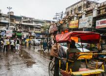 PICTURES: बारिश से सुधरी दिल्ली की हवा, पहाड़ों पर बर्फबारी से उत्तर भारत में चली सर्द हवाएं