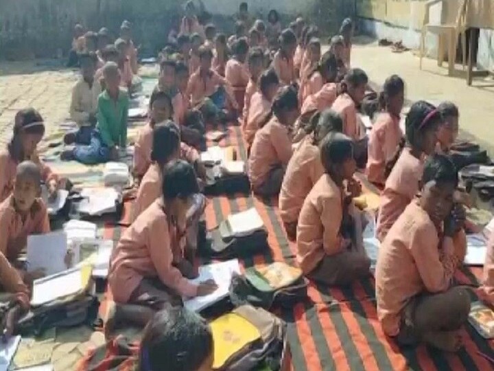 Mid Day meal: Children served 1 litre milk diluted in 1 bucket water in Uttar Pradesh's Sonbhadra यूपी: सोनभद्र की मिड डे मील में 1 लीटर दूध 1 बाल्टी पानी में डालकर 81 बच्चों में बांटा, शिक्षामित्र सस्पेंड