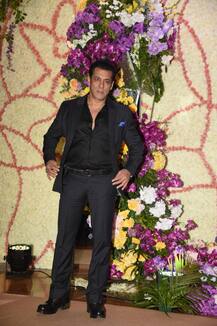 PHOTOS: सूरज बड़जात्या के बेटे के वेडिंग रिसेप्शन में पहुंचे सलमान-माधुरी से लेकर रेखा समेत तमाम सितारे