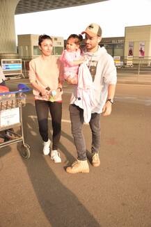 In Pics: बेटी इनाया के साथ एयरपोर्ट पर स्पॉट हुए कुणाल खेमू और सोहा अली खान, यहा देखिए तस्वीरें