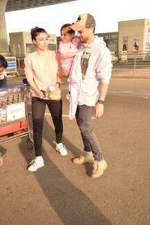 In Pics: बेटी इनाया के साथ एयरपोर्ट पर स्पॉट हुए कुणाल खेमू और सोहा अली खान, यहा देखिए तस्वीरें