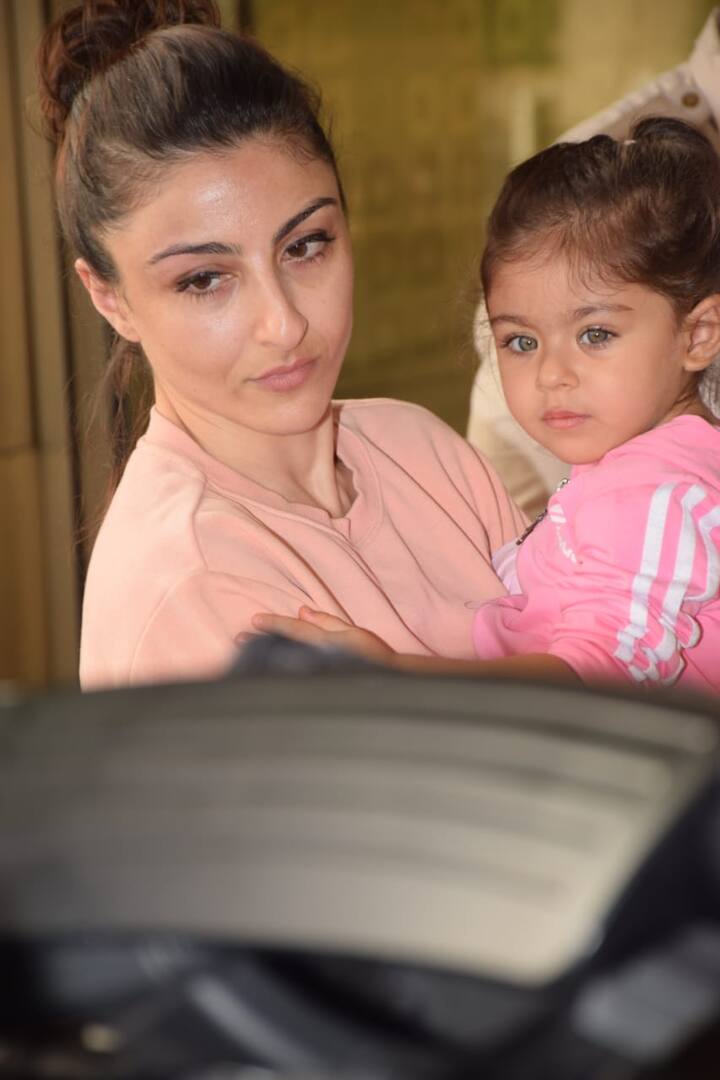 तस्वीरें में आप देख सकते हैं कि बेबी गर्ल इनाया कभी पापा की तो कभी मम्मी की गोद बदलती दिखाई दीं. (Photo Credit: Manav Manglani)