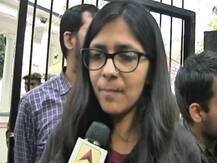 धरना दे रही लड़की ने कहा- पुलिस ने पीटा, स्वाति मालिवाल बोलीं- ‘दोषियों को सस्पेंड करें, हम FIR कराएंगे’