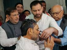 महागठबंधन के नेताओं ने जूस पिलाकर उपेंद्र कुशवाहा का अनशन तुड़वाया, तेजस्वी ने CM नीतीश पर साधा निशाना