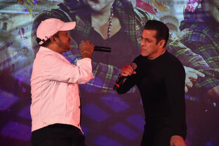 इस गाने में सलमान खान और वरीना हुसैन के साथ साथ प्रभु देवा भी जबरदस्त अंदाज में डांस करते दिखाई दे रहे हैं. (Photo Credit: Manav Manglani)