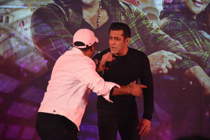 वहीं सोशल मीडिया पर ये गाना भी खूब धमाल मचा रहा है. (Photo Credit: Manav Manglani)