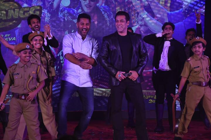 तस्वीरों में आप देख सकते हैं कि इस दौरान सलमान खान गाने के सिग्नेचर स्टेप्स करते दिखाई दिए. (Photo Credit: Manav Manglani)