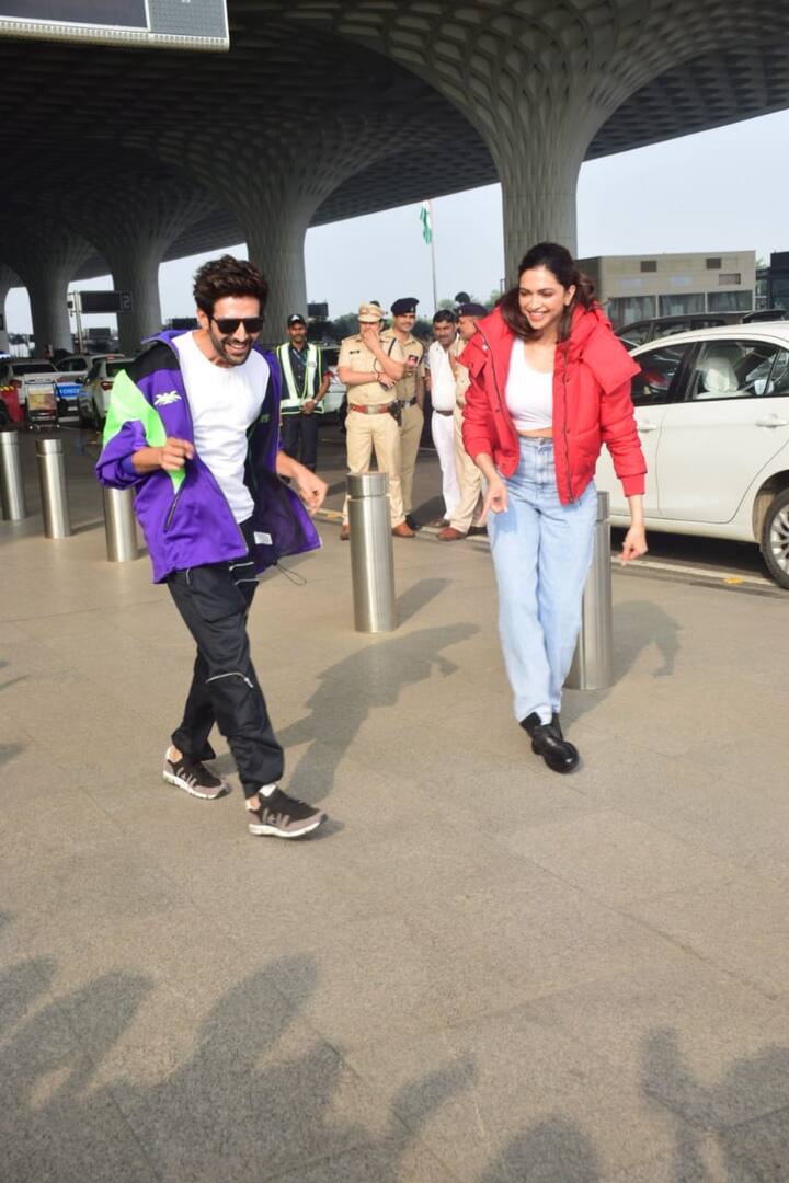 सामने आई तस्वीरों में आप देख सकते हैं कि इस दौरान कार्तिक और दीपिका एयरपोर्ट पर काफी मस्ती भरे अंदाज में एक दूसरे के साथ डांस करते दिखाई दिए. (Photo Credit: Manav Manglani)