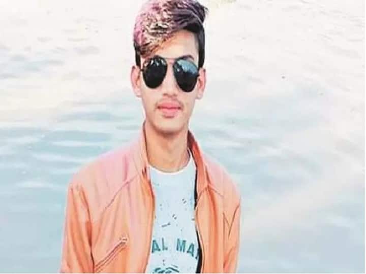 Student commits suicide by hurting teacher in Punjab पंजाब: टाइट कपड़े पहनने पर टीचर ने सबके सामने पीटा, आहत होकर छात्र ने लगाई फांसी