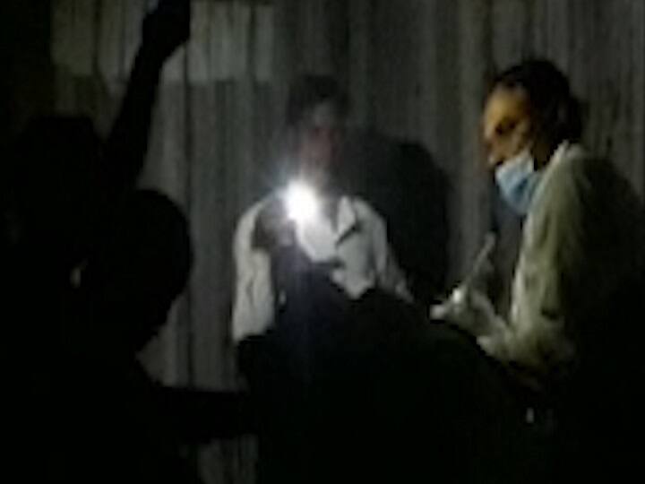 sterilisation surgery in torch in madhya pradesh मध्‍य प्रदेश: सतना में टॉर्च की रोशनी में डॉक्टरों ने किया महिलाओं का नसबंदी ऑपरेशन