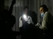 मध्‍य प्रदेश: सतना में टॉर्च की रोशनी में डॉक्टरों ने किया महिलाओं का नसबंदी ऑपरेशन