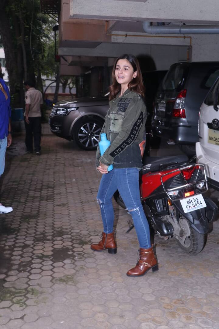 उन्होंने नीले रंग की जींस और टी-शर्ट पर बेहद स्टाइलिस्ट जैकेट पहना हुआ था. (तस्वीर: मानव मंगलानी)