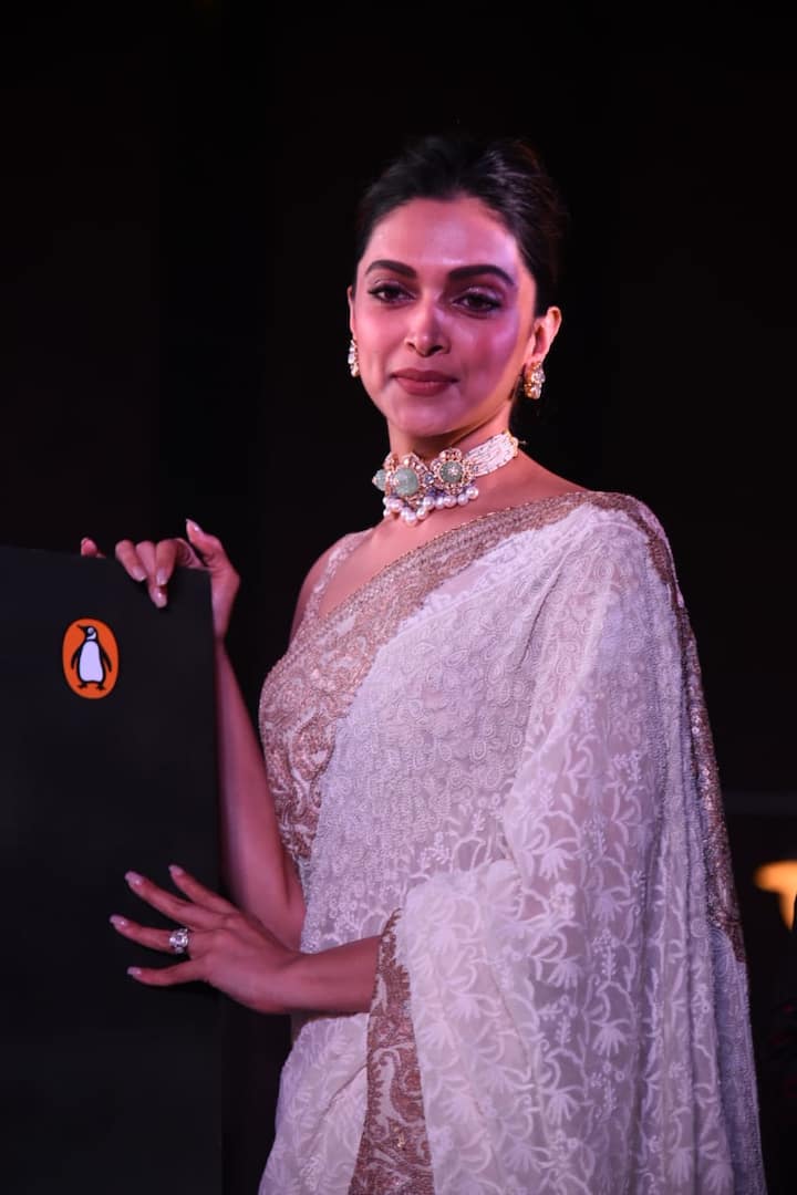 किताब का नाम 'श्रीदेवी- द इटरनल स्क्रीन गॉडेस' है. इसे सत्यार्थ नायक ने लिखा है. (तस्वीर: मानव मंगलानी)