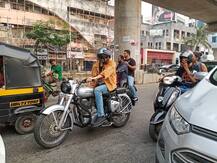 मुंबई के ट्रैफिक से परेशान हैं Kartik Aaryan, कार छोड़ करने लगे मोटरसाइकिल पर सवारी