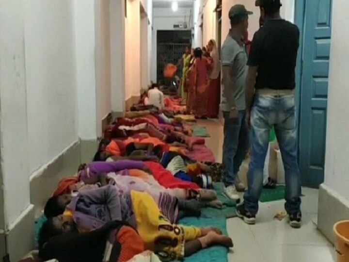 Ladies lay on the ground after sterilization operation in Sidhi सीधी में नसबंदी ऑपरेशन के बाद महिलाओं को जमीन पर लेटाया