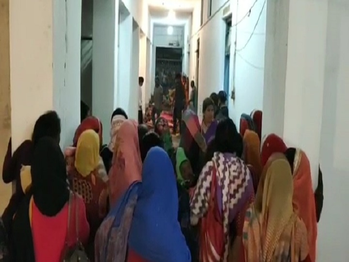सीधी में नसबंदी ऑपरेशन के बाद महिलाओं को जमीन पर लेटाया