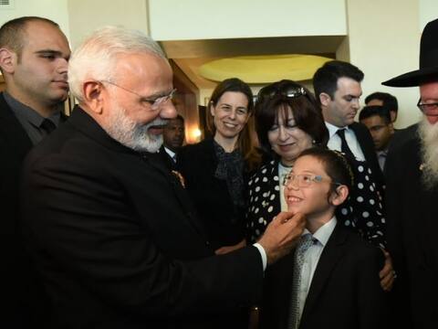 पीएम मोदी ने 26/11 हमले में चमत्कारिक रूप से बचे इजराइली बच्चे मोशे को लिखा खत पीएम मोदी ने 26/11 हमले में चमत्कारिक रूप से बचे इजराइली बच्चे मोशे को लिखा खत