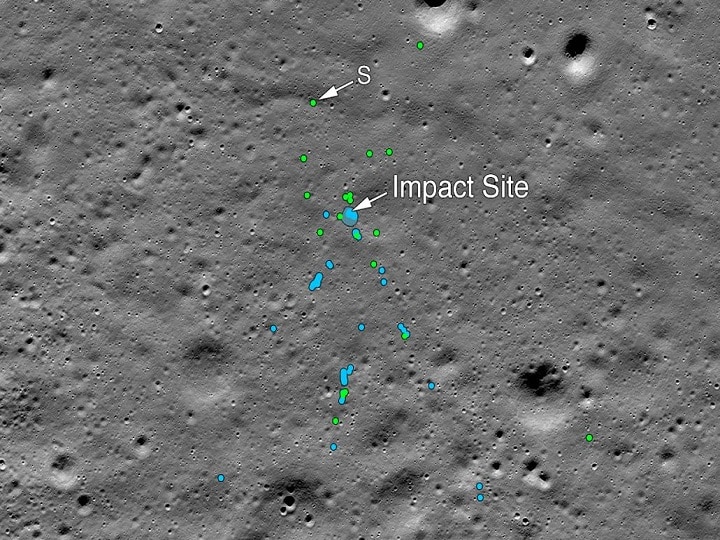 NASA finds Vikram Lander, releases images of impact site on moon surface चंद्रयान-2: NASA की तस्वीर की मदद से भारतीय इंजीनियर ने ढूंढ निकाला लापता हुए विक्रम लैंडर का मलबा, जारी की तस्वीरें