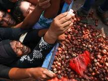 प्याज की कीमतों में नहीं आ रही है कमी, देश भर में लोग अलग-अलग तरीके से कर रहे हैं प्रदर्शन