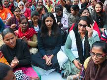 रेप की घटनाओं के खिलाफ भूख हड़ताल कर रहीं स्वाति मालीवाल को पुलिस ने जंतर-मंतर से हटने के लिए कहा
