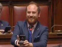 इटली में सांसद ने पार्लियामेंट के अंदर गर्लफ्रेंड को किया प्रपोज, वायरल हो रहा है वीडियो