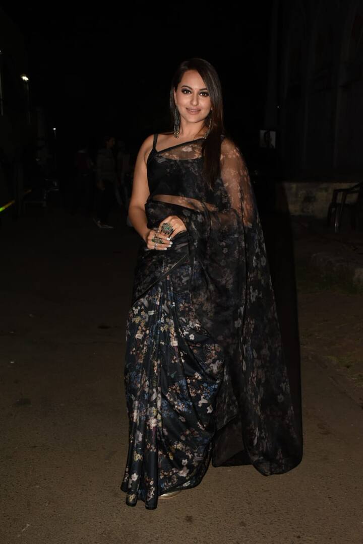 देखें सोनाक्षी ने बेहद खूबसूरत अंदाज़ में तस्वीरों के लिए पोज दिया है. 