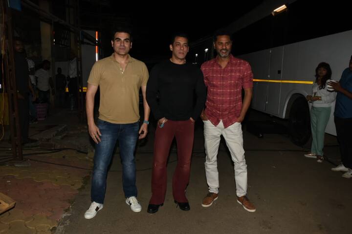  सोनी टीवी के चर्चित कॉमेडी शो 'द कपिल शर्मा शो' इन दिनों टीआरपी की रेस में बाकी टीवी शो से काफी आगे है. ये शो यूथ द्वारा काफी पसंद किया जाता है. इस कॉमेडी शो में बड़े सितारे भी पहुंचते हैं जो इसकी यूएसपी माना जा सकता है. हाल ही में फिल्म 'दबंग 3' का प्रमोशन करने के लिए पूरी स्टार कास्ट कपिल शर्मा के शो पर पहुंची थी. 