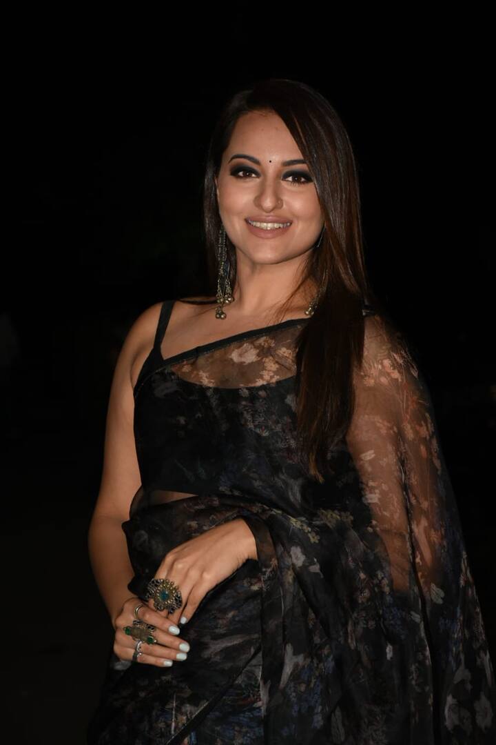 फिल्म की अभिनेत्री सोनाक्षी सिन्हा भी खूबसूरत डिजाइनर साड़ी में 'द कपिल शर्मा शो' के सेट पर नजर आईं. 