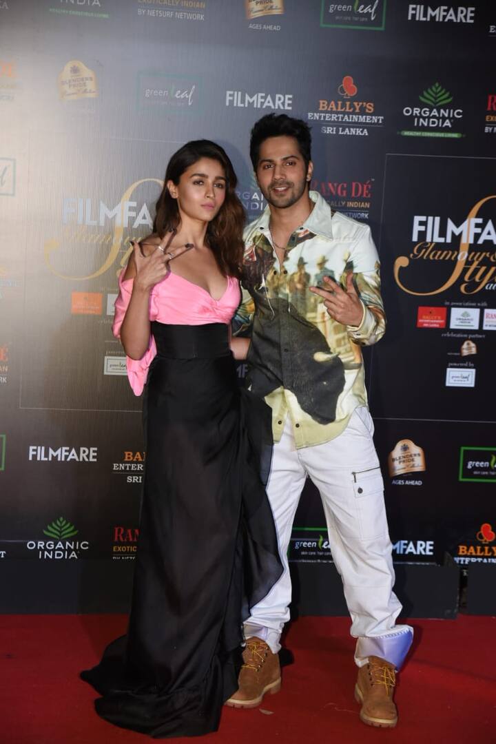 आलिया भट्ट और वरुण धवन, जिन्हें आखिरी बार 'कलंक' में एक साथ देखा गया था, दोनों तस्वीरों के लिए ख़ुशी-ख़ुशी पोज़ देते नजर आए. (तस्वीर: मानव मंगलानी)