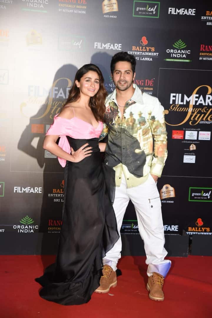 वरुण धवन को भी फिल्मफेयर ग्लैमर एंड स्टाइल अवार्ड्स में भी देखा गया था. (तस्वीर: मानव मंगलानी)