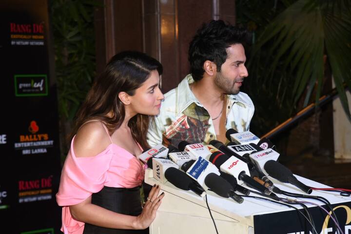 यहां देखिए वरुण और आलिया की एक और तस्वीर. दोनों को रेड कार्पेट पर मीडिया से भी मुखाबित होते हुए देखा गया. (तस्वीर: मानव मंगलानी)