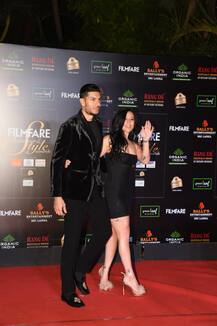 ब्वॉयफ्रेंड के साथ बोल्ड अंदाज में रेड कार्पेट पर पहुंचीं टाइगर की बहन कृष्णा श्रॉफ, यहां देखिए हॉट तस्वीरें