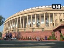 आधार कार्ड में नाम बदलवाने के लिए राजनाथ सिंह की गाड़ी के सामने लेट गया एक शख्स