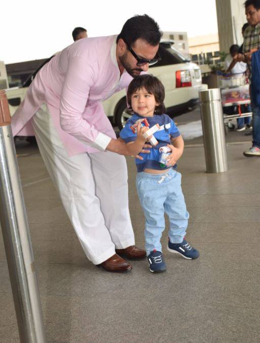 एयरपोर्ट में जाते समय तैमूर अली खान एयरपोर्ट में शैतानी करते और इधर उधर भागते नजर आए. 