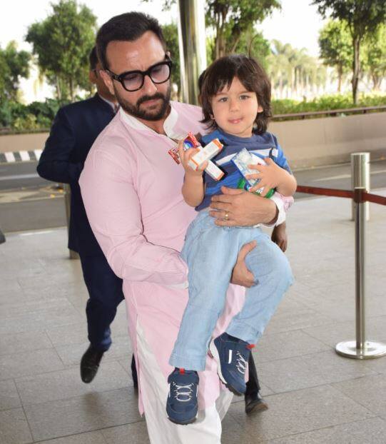 आप तस्वीरों में देख सकते हैं कि किस क्यू अंदाज में तैमूर पापा सैफ के साथ नजर आ रहे हैं.