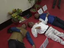 असम विधानसभा में फ्लोर पर लेट गए तीन विधायक, नई भूमि नीति का कर रहे हैं विरोध