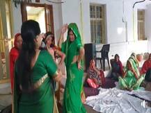 MP: मंत्री इमरती देवी के डांस का वीडियो हुआ वायरल, इस गाने पर खूब थिरकीं