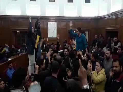 इस वजह से दिल्ली यूनिवर्सिटी में टीचर्स कर रहे हैं प्रदर्शन इस वजह से दिल्ली यूनिवर्सिटी में टीचर्स कर रहे हैं प्रदर्शन