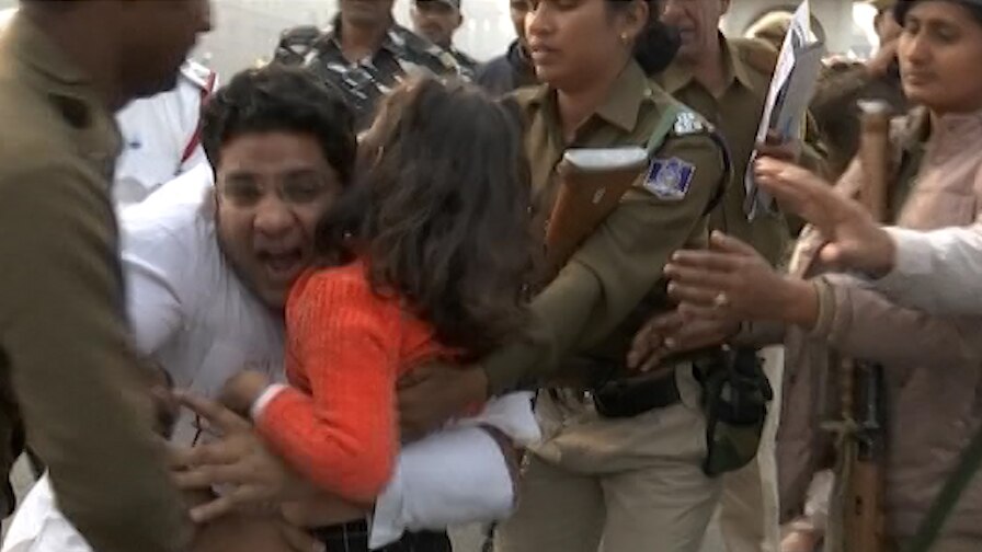 संसद के बाहर लगे 'रेप से आजादी' के नारे, पिता ने बेटी को गोद में लेकर किया प्रदर्शन