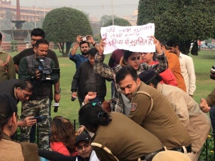 Protesters protesting over crimes against women at Vijay Chowk detained by police संसद के बाहर लगे 'रेप से आजादी' के नारे, पिता ने बेटी को गोद में लेकर किया प्रदर्शन