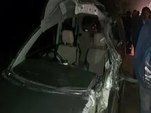 रोड खराब होने से दो कारों में टक्कर, दो लोगों की मौत, 5 घायल